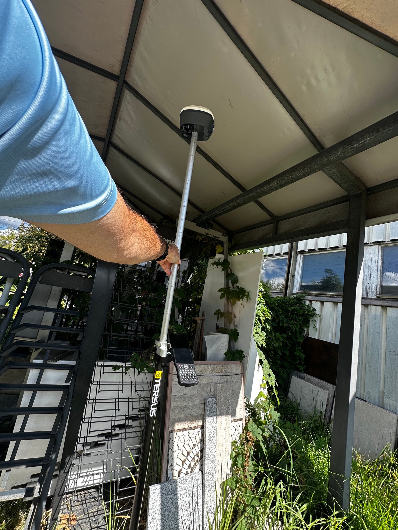 Tersus TS21 z kontrolerem polowym pod zadaszeniem